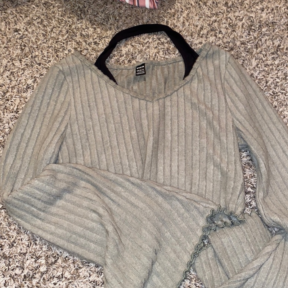 gray/ green long sleeved crop top
